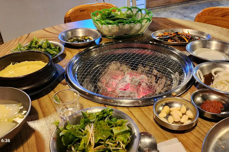 푸짐한 밑반찬과 숯불