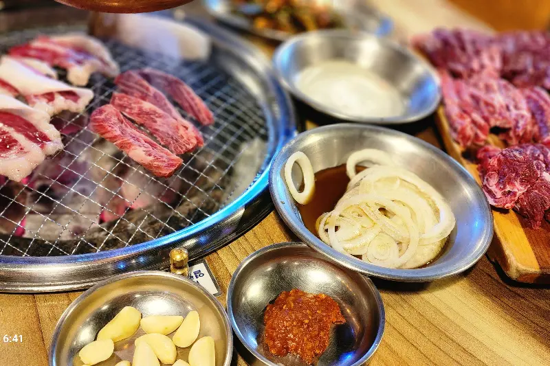 숯불 위에 구워지는 돼지갈비