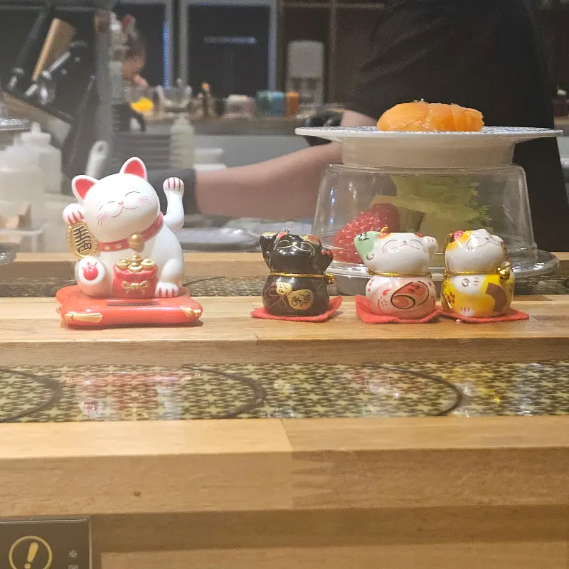 테이블 위에 놓인 고양이 장식품들