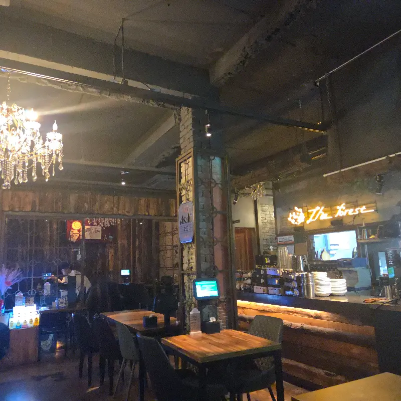 아늑한 분위기의 그 숲 내부 전경