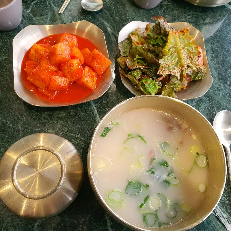 깔끔하게 차려진 설렁탕 한 상차림