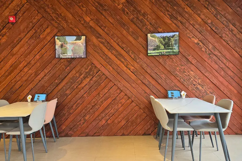 우드톤으로 꾸며진 깔끔한 내부 인테리어