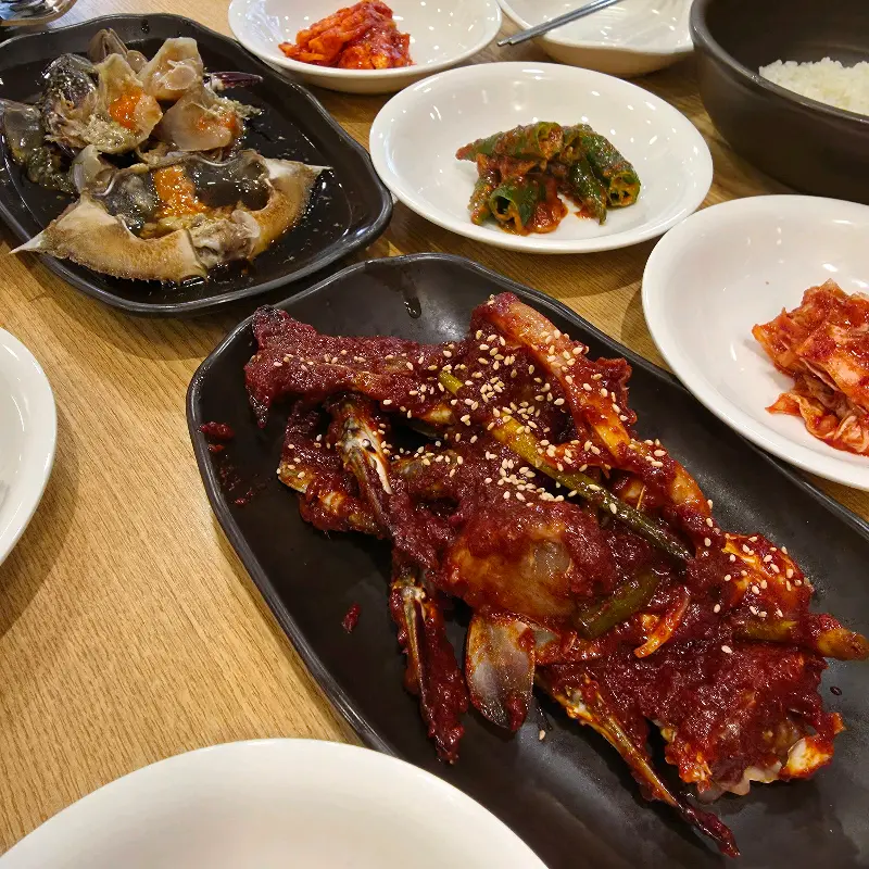 간장게장과 양념게장 한 상 차림