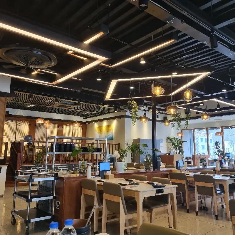 넓고 깨끗한 매장 내부