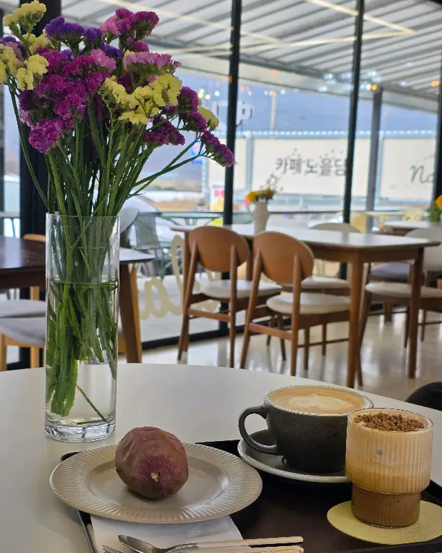 테이블 위에 놓인 꽃