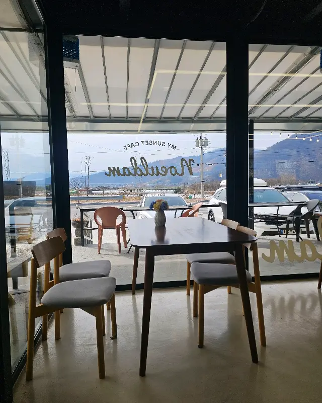 통창으로 보이는 풍경