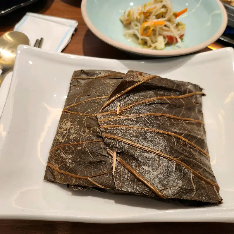 정갈하게 포장된 연잎밥