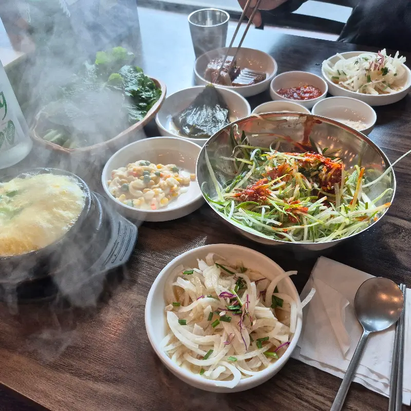 밑반찬이 가득 차려진 테이블