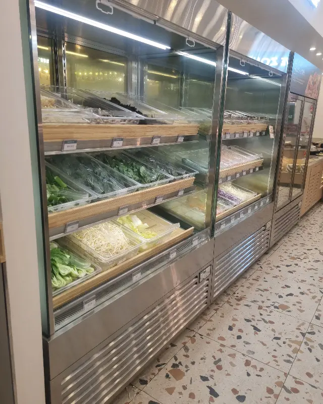 신선한 채소와 고기가 가득한 샐러드바