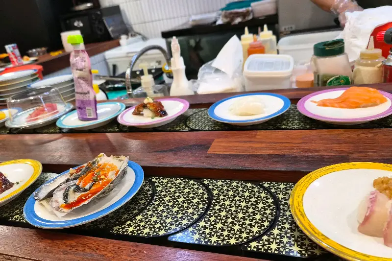 다양한 종류의 초밥이 레일 위를 지나가는 모습