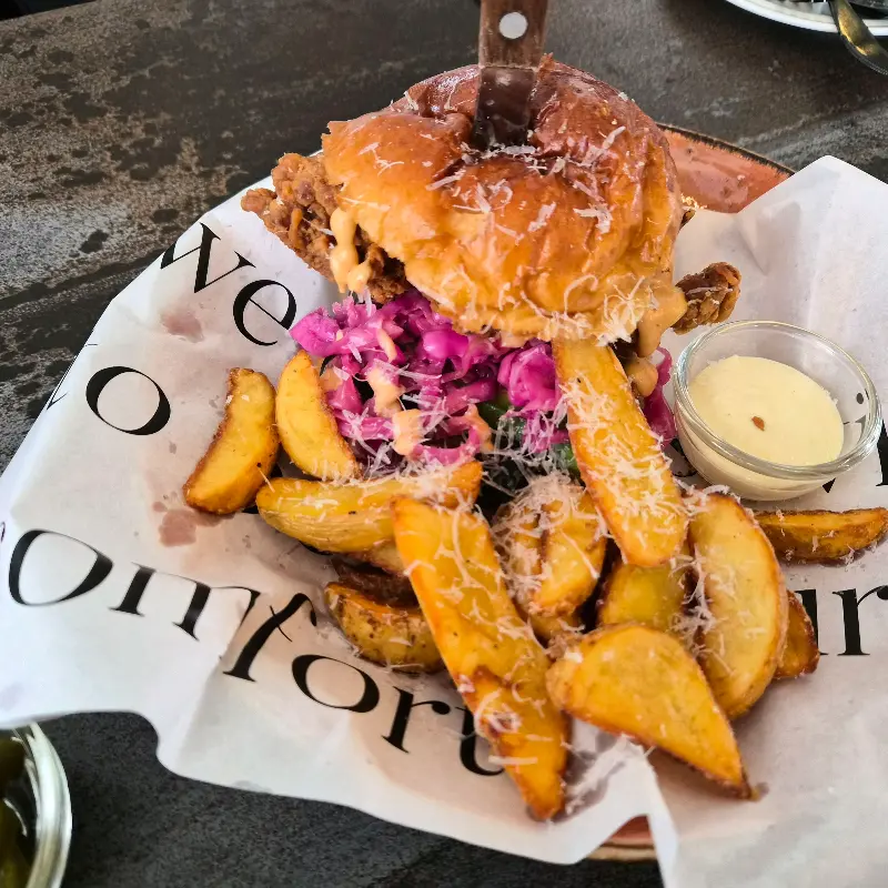 푸짐한 토핑이 인상적인 퀸스타운의 치폴레 치킨 피자