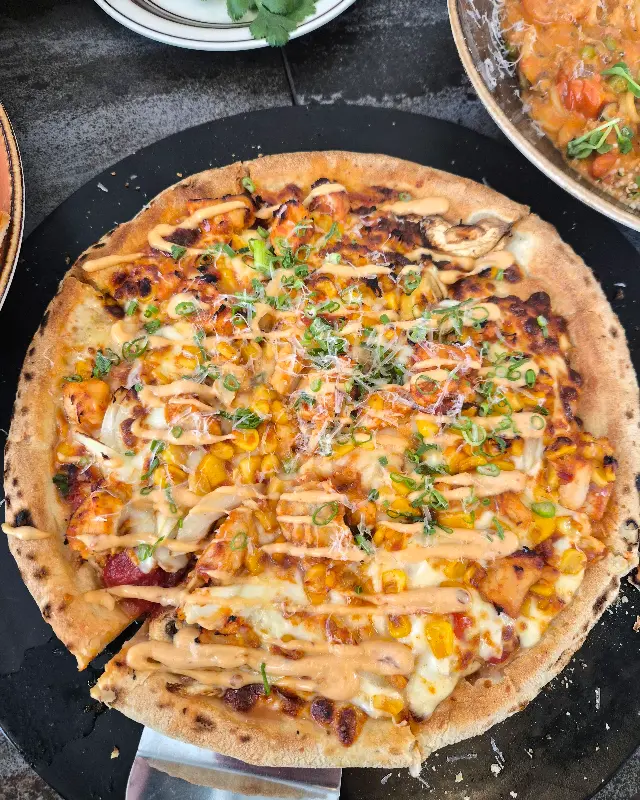 시금치와 새우의 조화가 환상적인 퀸스타운의 시그니처 피자