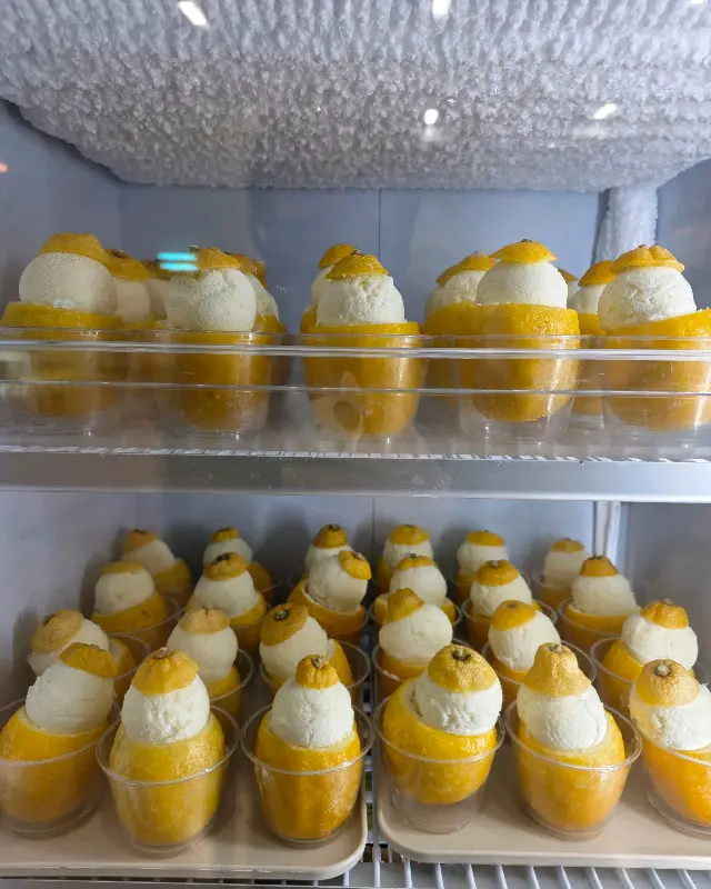 냉장고 안에 진열된 레몬 아이스크림