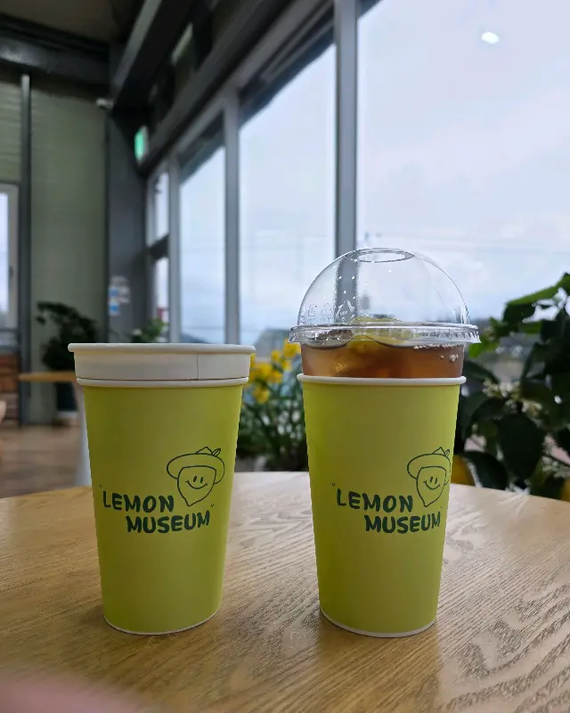 테이블 위에 놓인 레몬 블랙티