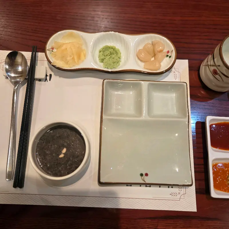 정갈하게 차려진 테이블 세팅