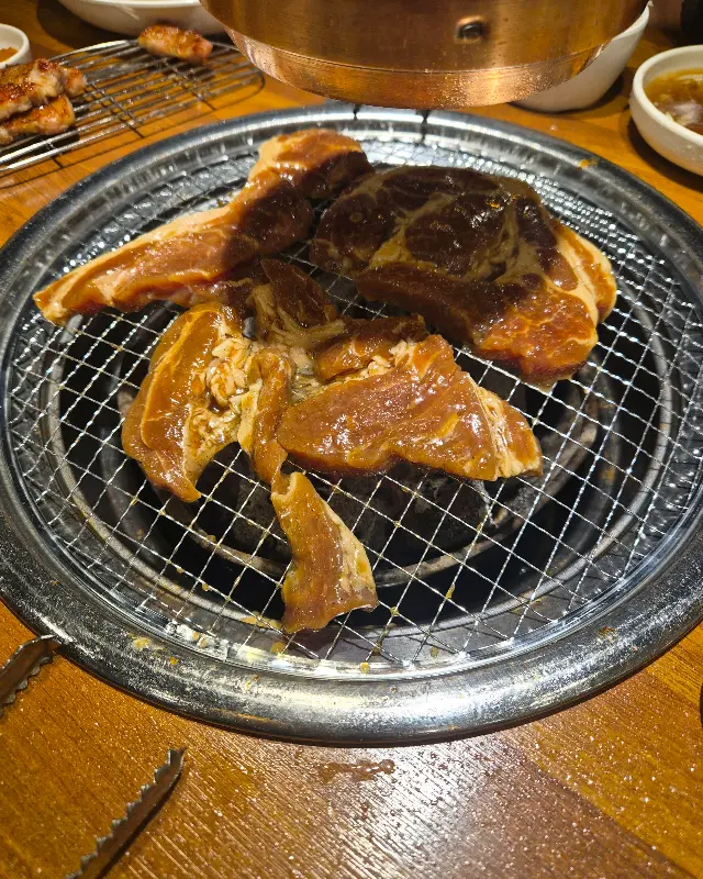 숯불 위에서 노릇하게 익어가는 삼겹살