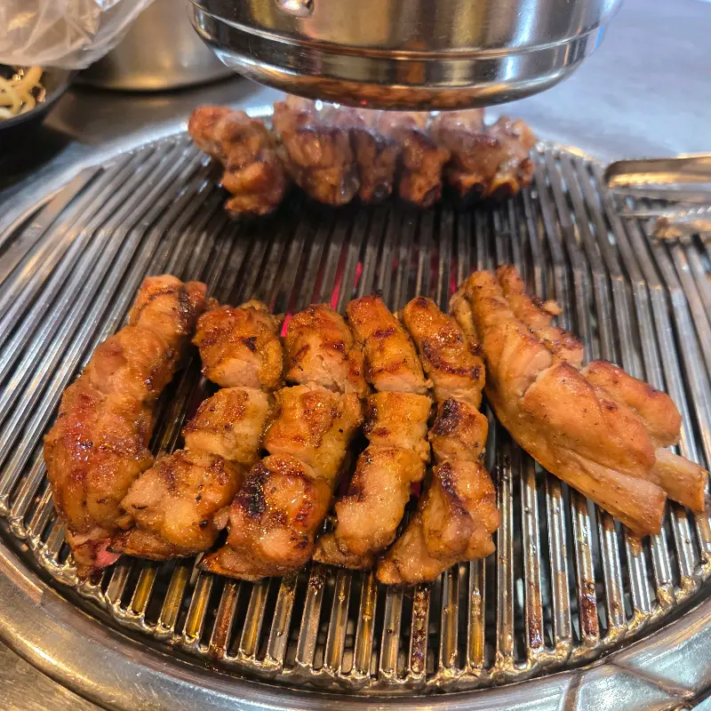 숯불 위에서 맛있게 익어가는 쪽갈비