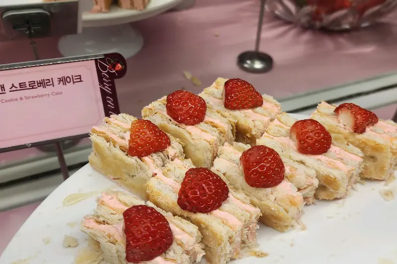 딸기가 듬뿍 올라간 케이크