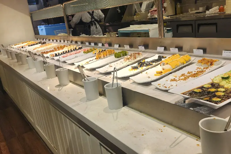 다채로운 음식들이 깔끔하게 진열된 모습