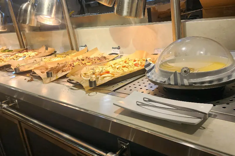 다양한 종류의 피자들이 진열된 모습