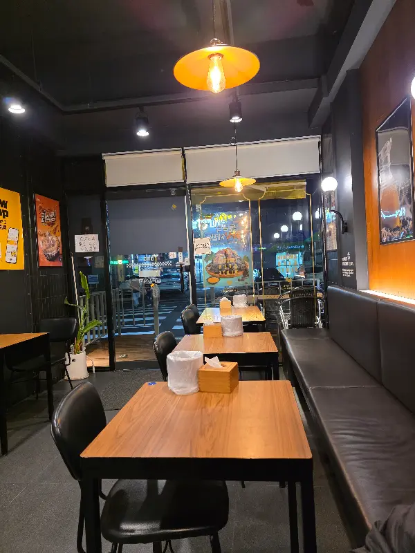 테이블 간 간격이 넓어 편안한 식사가 가능합니다.