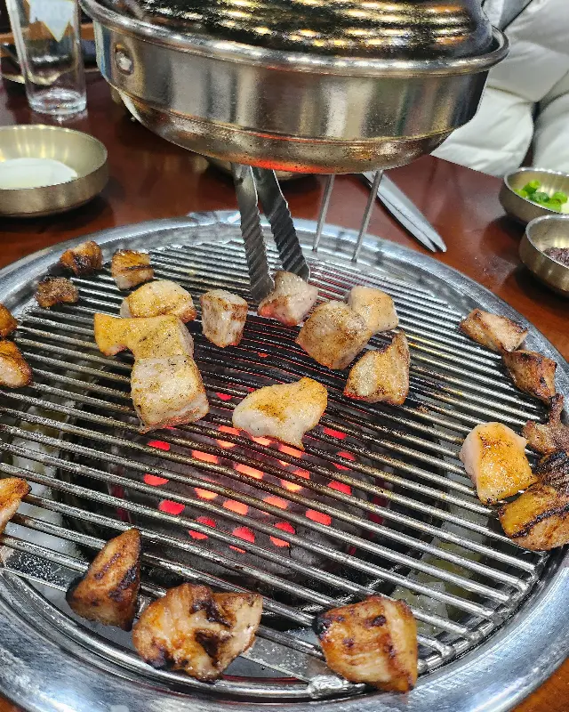 연탄불 위에서 맛있게 익어가는 가브리살