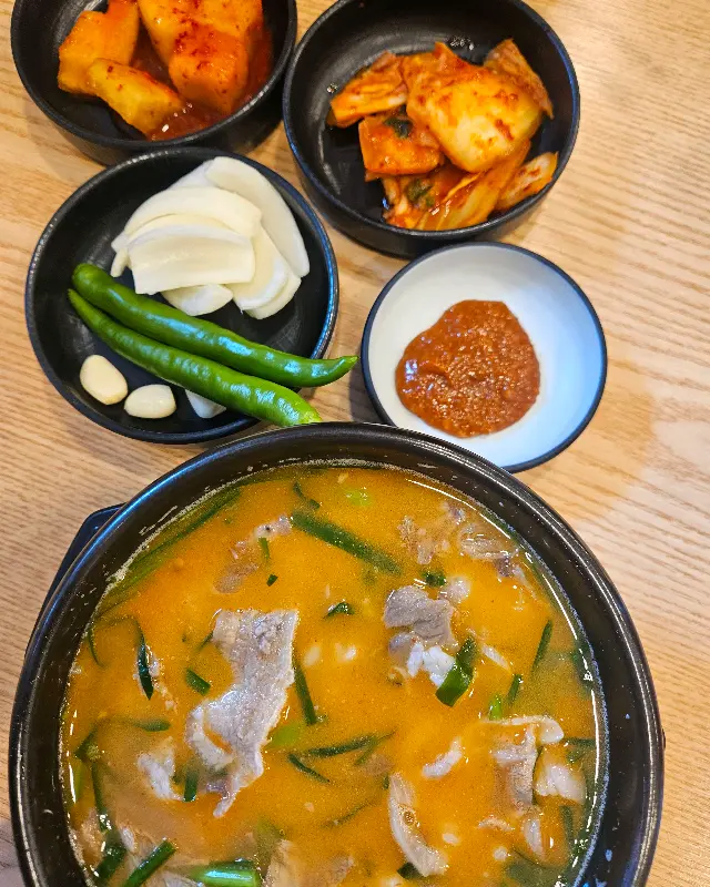 얼큰 국밥과 반찬