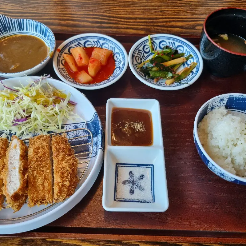 돈카츠 정식 한 상차림, 깍두기와 소스, 밥이 정갈하다.