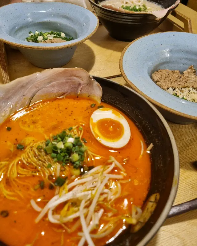 매콤한 국물이 매력적인 카라 돈코츠 라멘