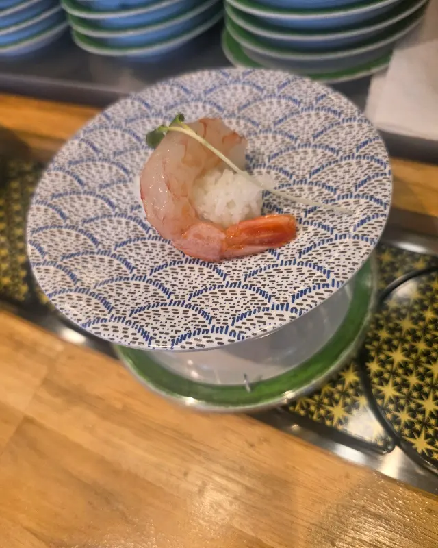 윤기가 흐르는 새우 초밥