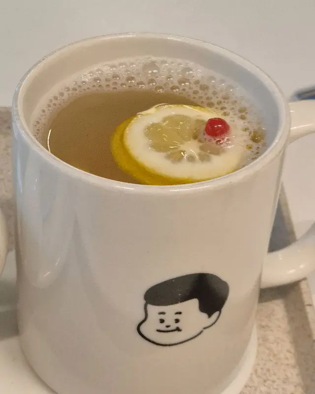 레드커런트가 올라간 레몬차