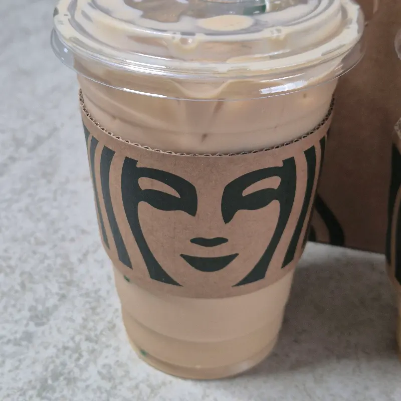 스타벅스 텀블러에 담긴 음료