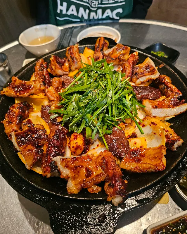 무쇠판 가득한 양념 곱창, 보기만 해도 군침이 싹!