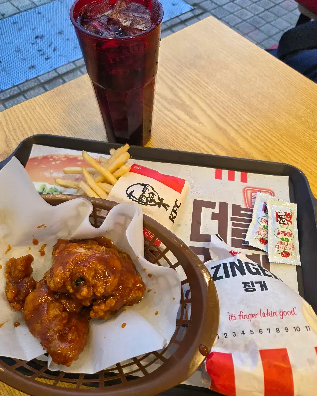 음료와 함께 즐기는 치킨