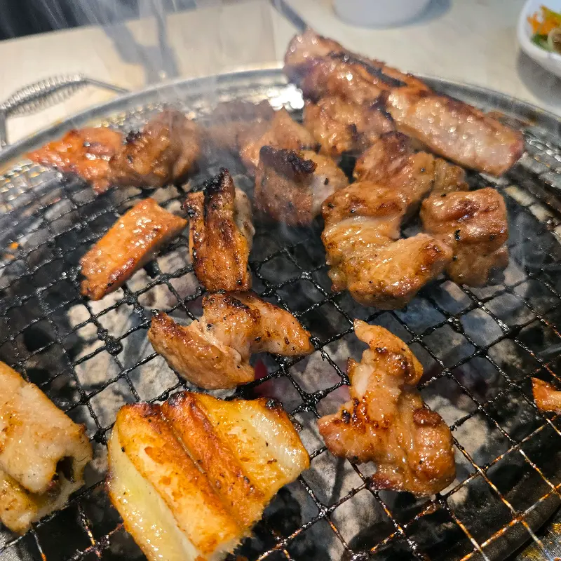 노릇노릇하게 구워진 돼지갈비