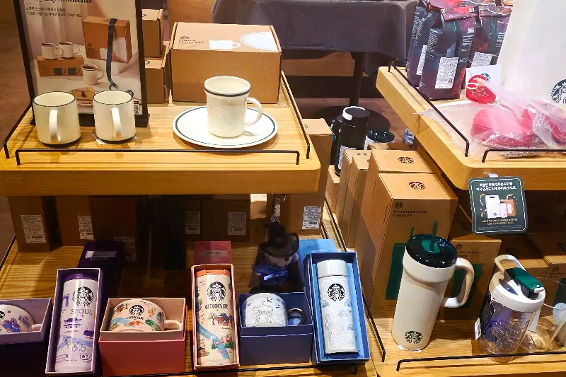 다양한 스타벅스 MD 상품 진열대