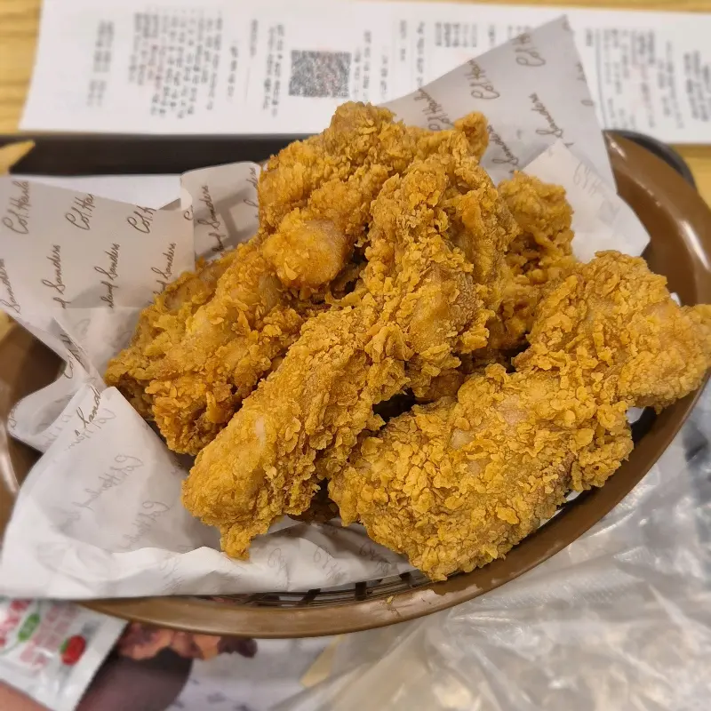 갓 튀겨져 나온 치킨