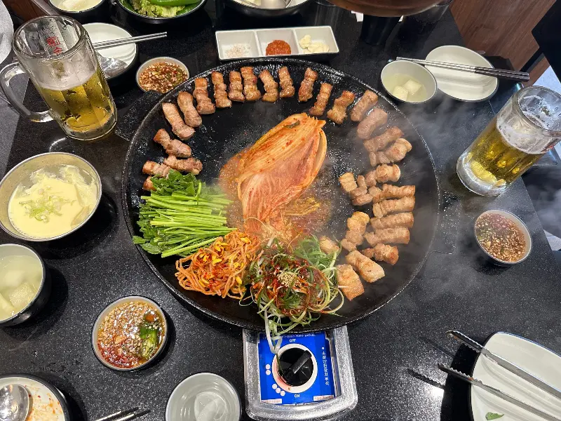 솥뚜껑 위에서 맛있게 익어가는 삼겹살