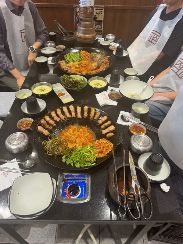 테이블 가득 차려진 푸짐한 한 상 차림