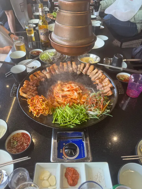 푸짐한 솥뚜껑 삼겹살 한 상 차림