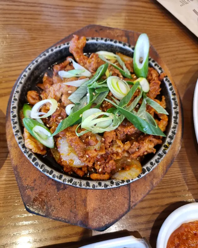 제육볶음이 담긴 뚝배기