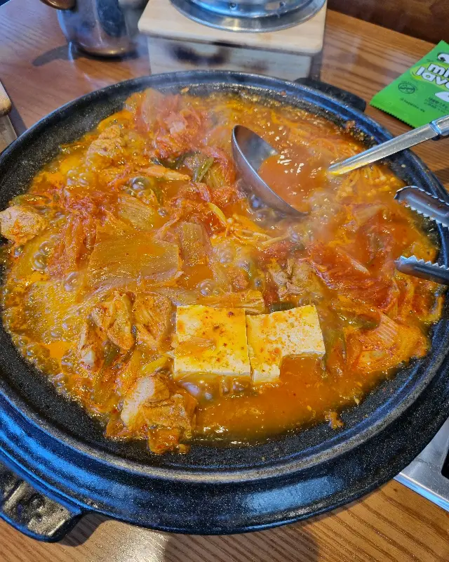 김치찜이 담긴 뚝배기