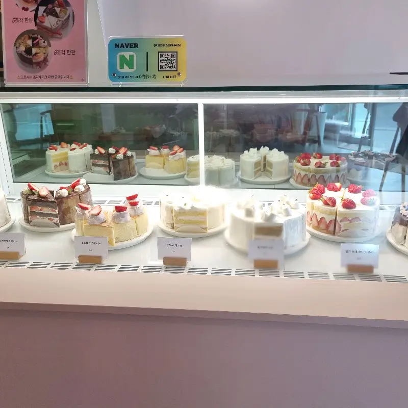 쇼케이스 가득 채워진 케이크