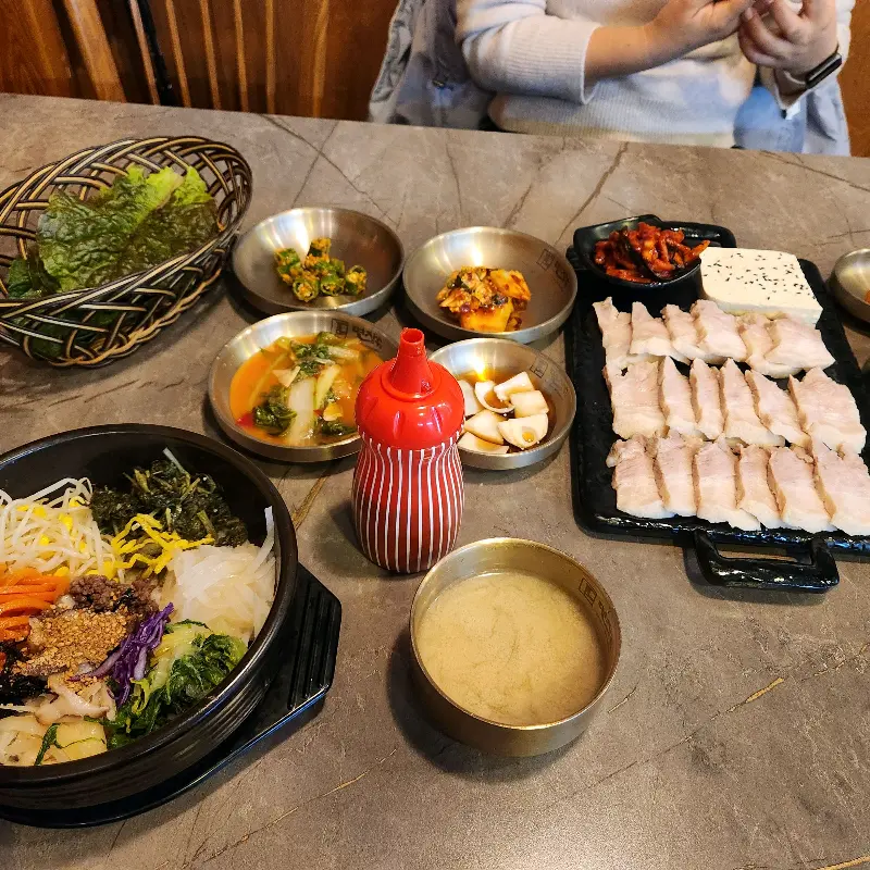 정갈하게 차려진 보쌈 정식 한 상 차림