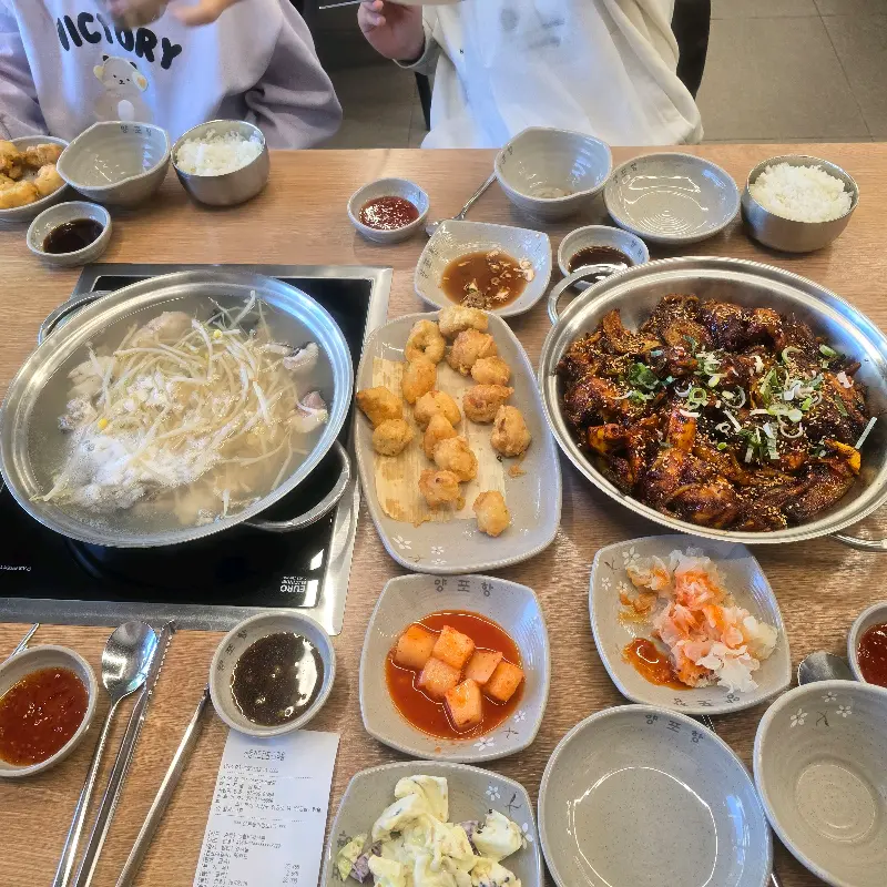 다양한 밑반찬과 함께 푸짐한 아구 요리를 즐길 수 있다.