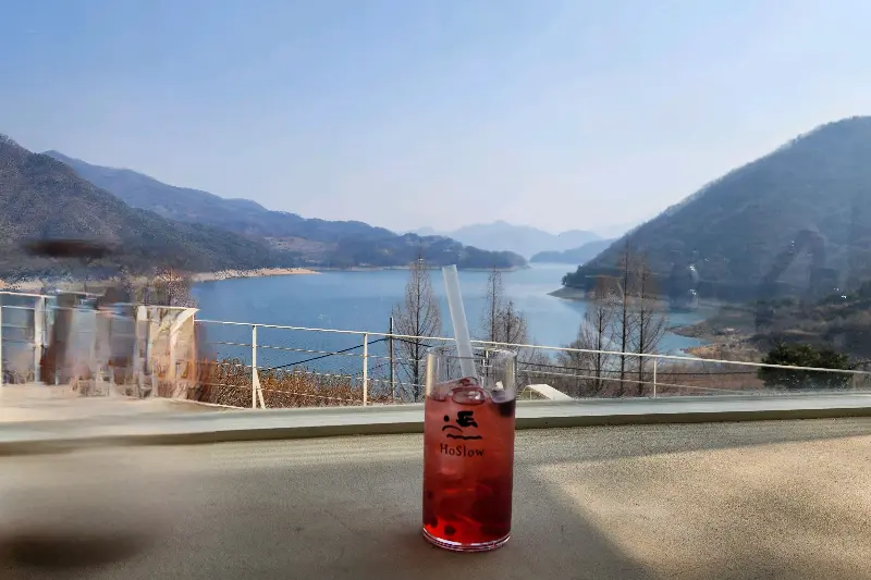 청량함이 느껴지는 에이드, 배경으로 보이는 충주호 뷰가 시원하다