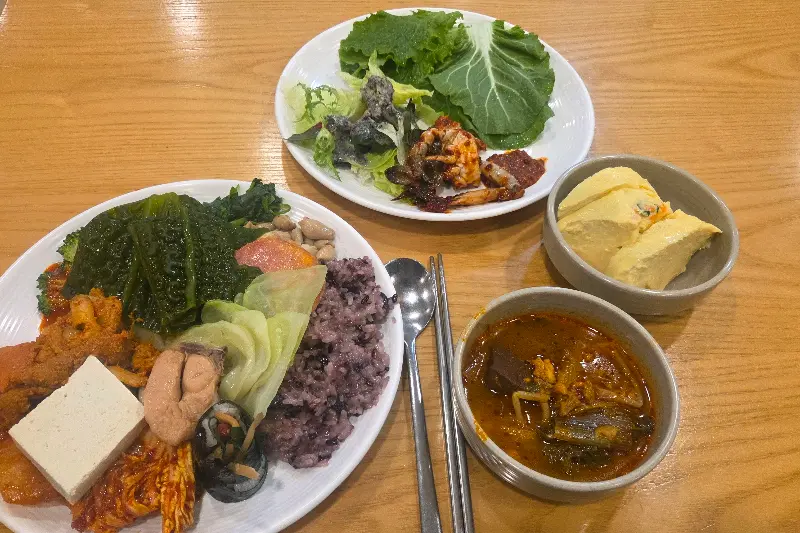 다양한 채소와 고기가 담긴 접시