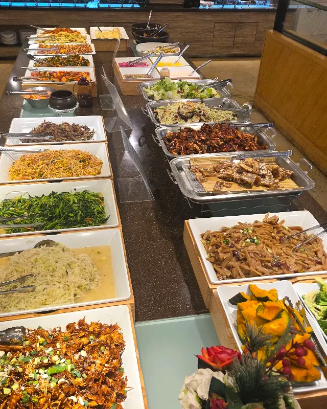 다양한 뷔페 음식 코너