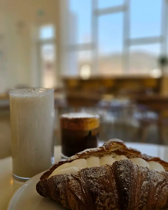 크로와상과 음료