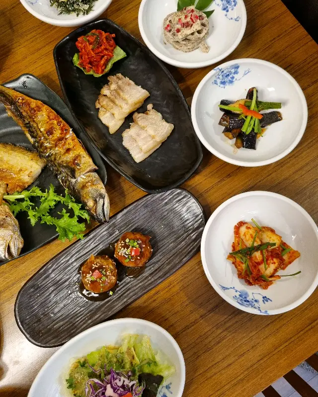 다채로운 반찬 라인업